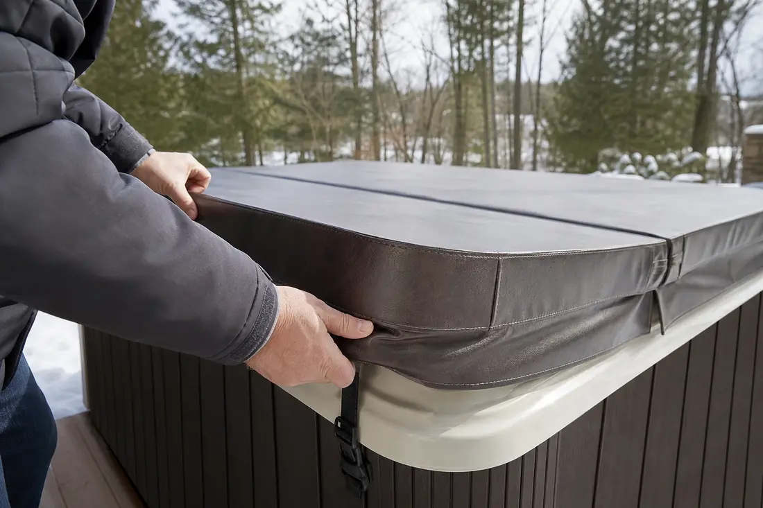 Couverture d'hiver tendue sur un bassin pour le protéger des débris et du gel