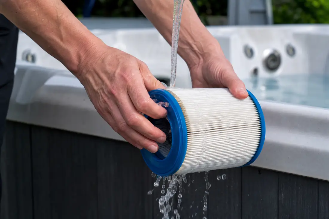 Nettoyage du filtre de la piscine pendant le traitement d'une eau verte