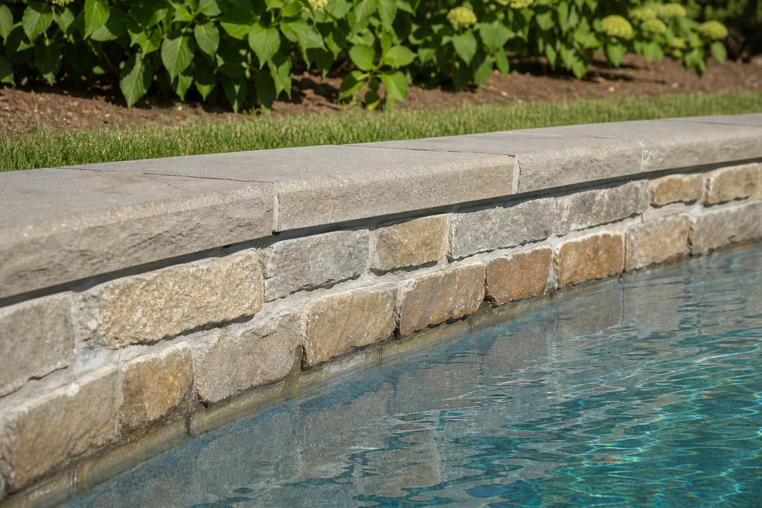 Exemple : margelle et bord de piscine au printemps
