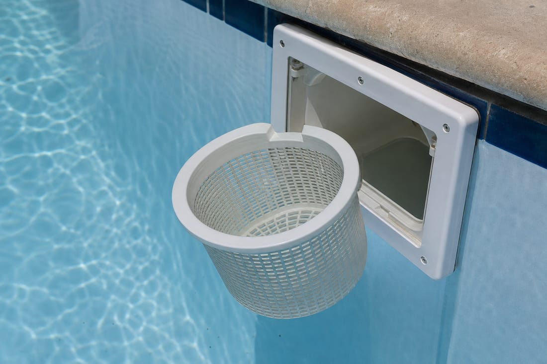Exemple : panier de skimmer et prise balai de piscine