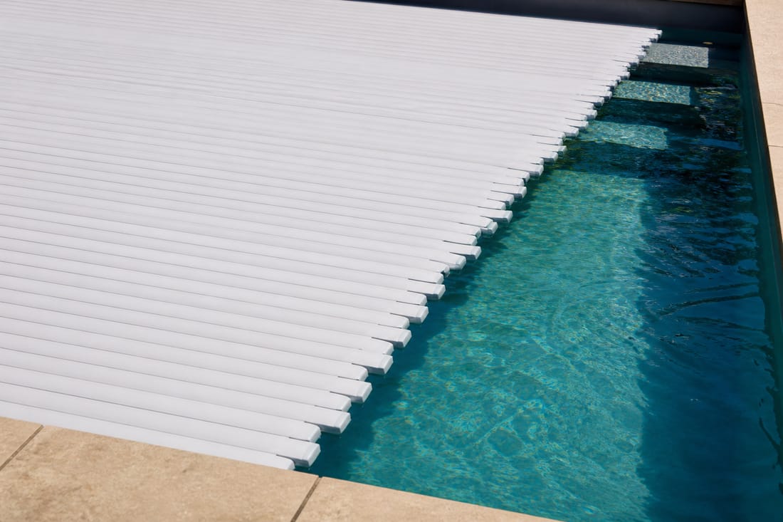 Exemple : lames de volet automatique de piscine